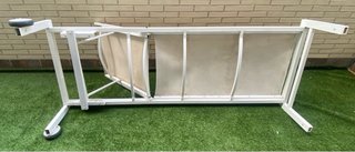 Tumbona de playa/piscina beige y blanca
