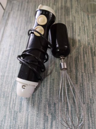Batidora de mano negra con varillas