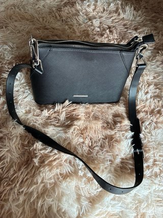 Bolso bandolera rígido negro