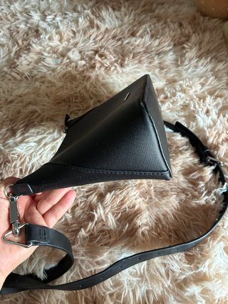 Bolso bandolera rígido negro