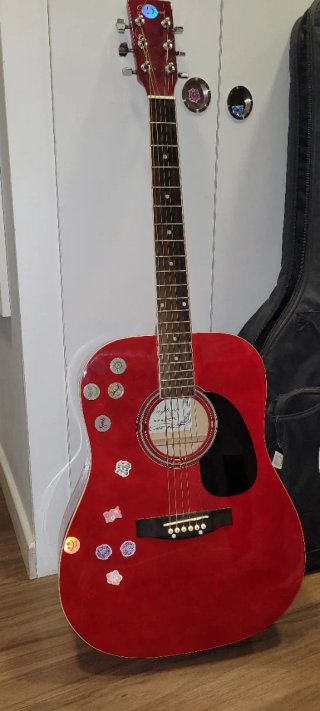 Guitarra Acústica Roja con Funda