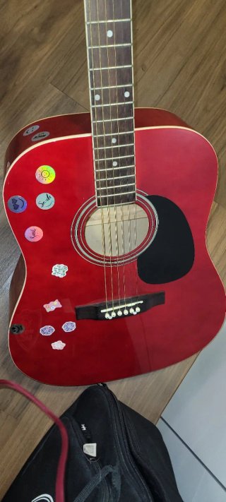 Guitarra Acústica Roja con Funda