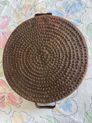 Colador antiguo de hierro con asas