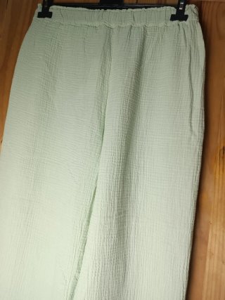 Pantalón verde de tela arrugada