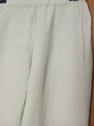 Pantalón verde de tela arrugada