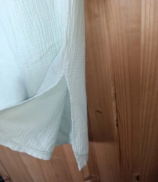 Pantalón verde de tela arrugada