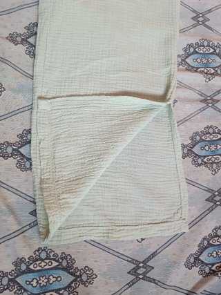 Pantalón verde de tela arrugada