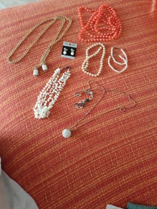 Lote de bisutería: collares y pendientes