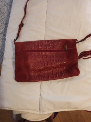 Bolso de piel rojo