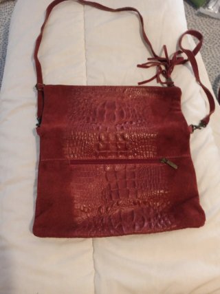 Bolso de piel rojo