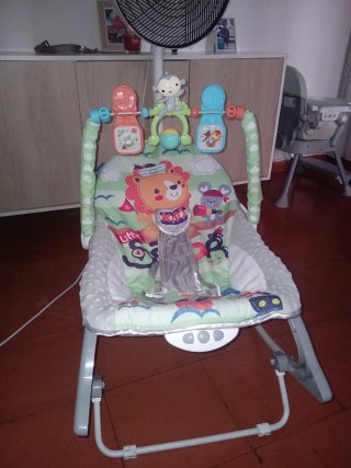 Hamaca para bebé con juguetes