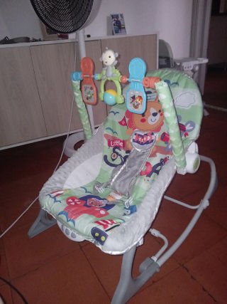 Hamaca para bebé con juguetes