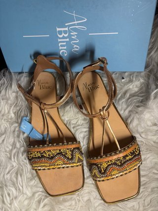 Sandalias Alma Blue doradas y multicolor