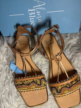 Sandalias Alma Blue doradas y multicolor