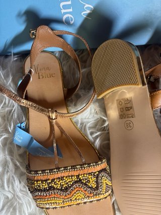 Sandalias Alma Blue doradas y multicolor