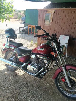 Moto Cruiser rojo y cromado