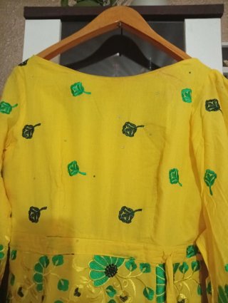 Vestido africano amarillo con bordados