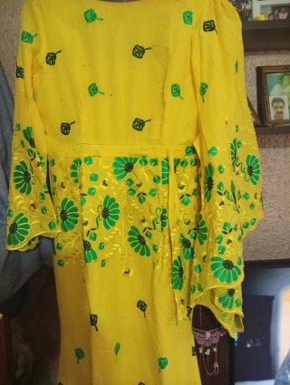 Vestido africano amarillo con bordados