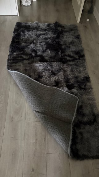 Alfombra gris y negra larga. Nueva