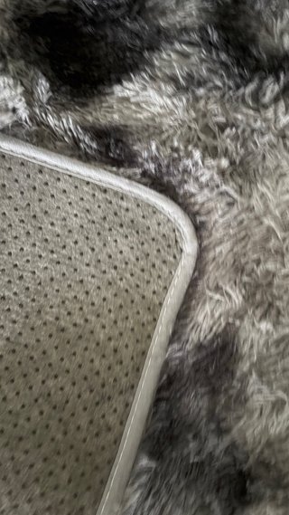 Alfombra gris y negra larga. Nueva