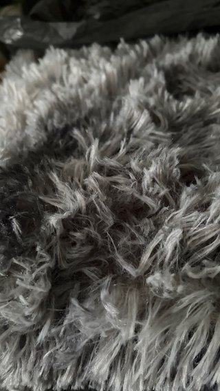 Alfombra gris y negra larga. Nueva
