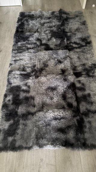 Alfombra gris y negra larga. Nueva