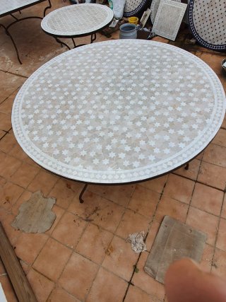 Mesa redonda mosaico beige y blanco