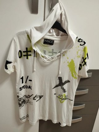 Camiseta Inside capucha S estampada