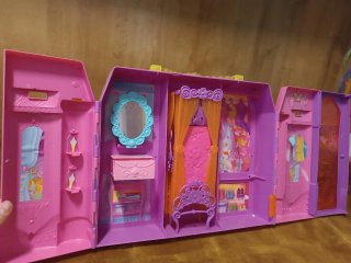 Casa de muñecas rosa y morada