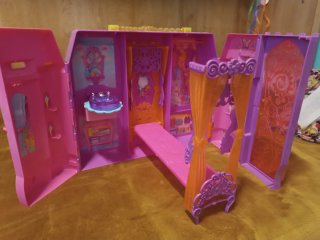 Casa de muñecas rosa y morada