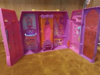 Casa de muñecas rosa y morada