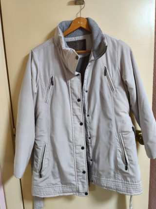 Gabardina corta beige/gris forro acolchado