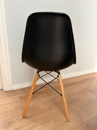 Silla estilo Eames DSW Negra patas madera