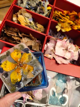 Cajas de resina con flores secas.
