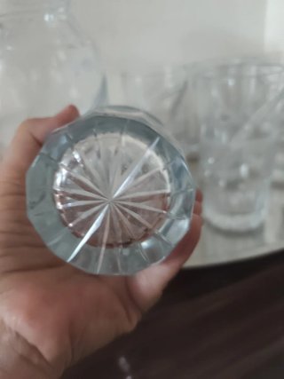 Jarra y vasos tallados con bandeja