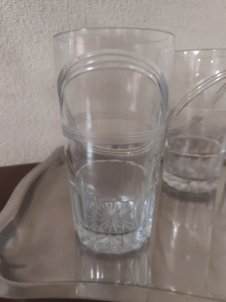 Jarra y vasos tallados con bandeja