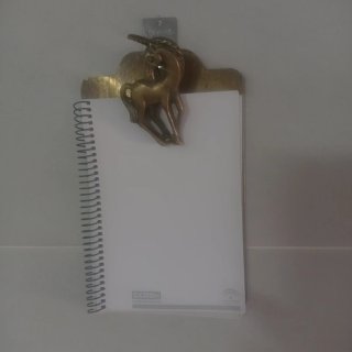 Portanotas vintage de latón con unicornio
