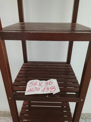 1 Estantería madera, y otra desmontable con funda