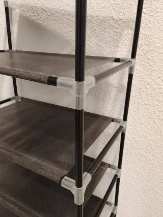 1 Estantería madera, y otra desmontable con funda