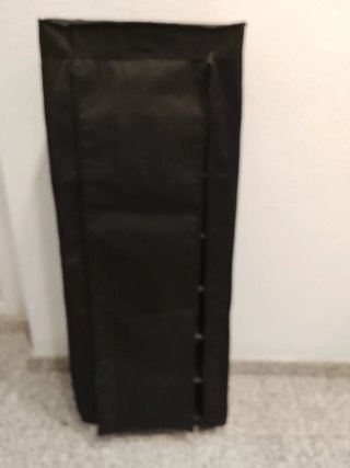 1 Estantería madera, y otra desmontable con funda