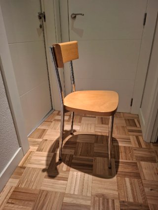 Mobili da cucina. Credenza e microonde.