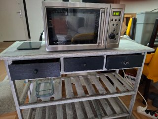 Mobili da cucina. Credenza e microonde.