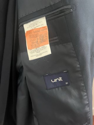 Traje de chaqueta negro llevado a la tintorería