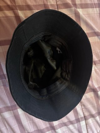 Sombrero de playa negro con montaña