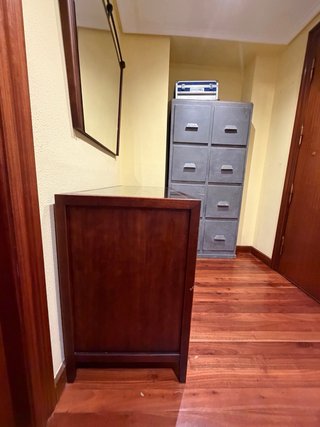 Cómoda recibidor madera con vitrina y espejo
