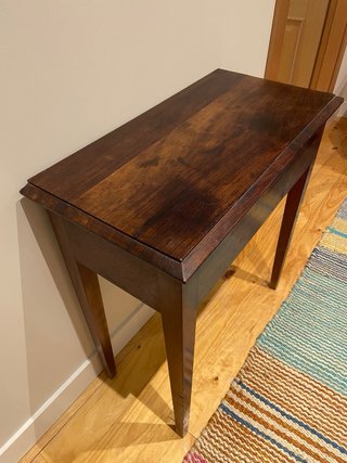 Mesa auxiliar de madera de caoba oscura