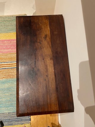 Mesa auxiliar de madera de caoba oscura