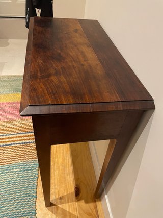 Mesa auxiliar de madera de caoba oscura