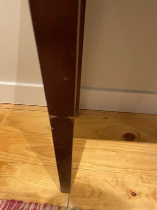 Mesa auxiliar de madera de caoba oscura