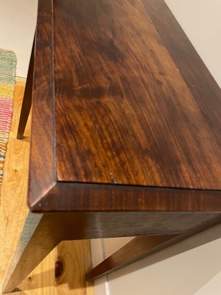 Mesa auxiliar de madera de caoba oscura